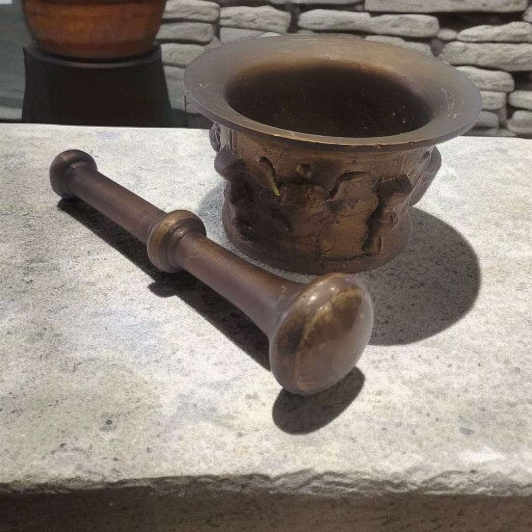Mortero de bronce con maja antigua artesanal - Cositas Antiguas – La Guadaña, Anticuarios Online en Jerez , vender antigüedades, muebles antiguos