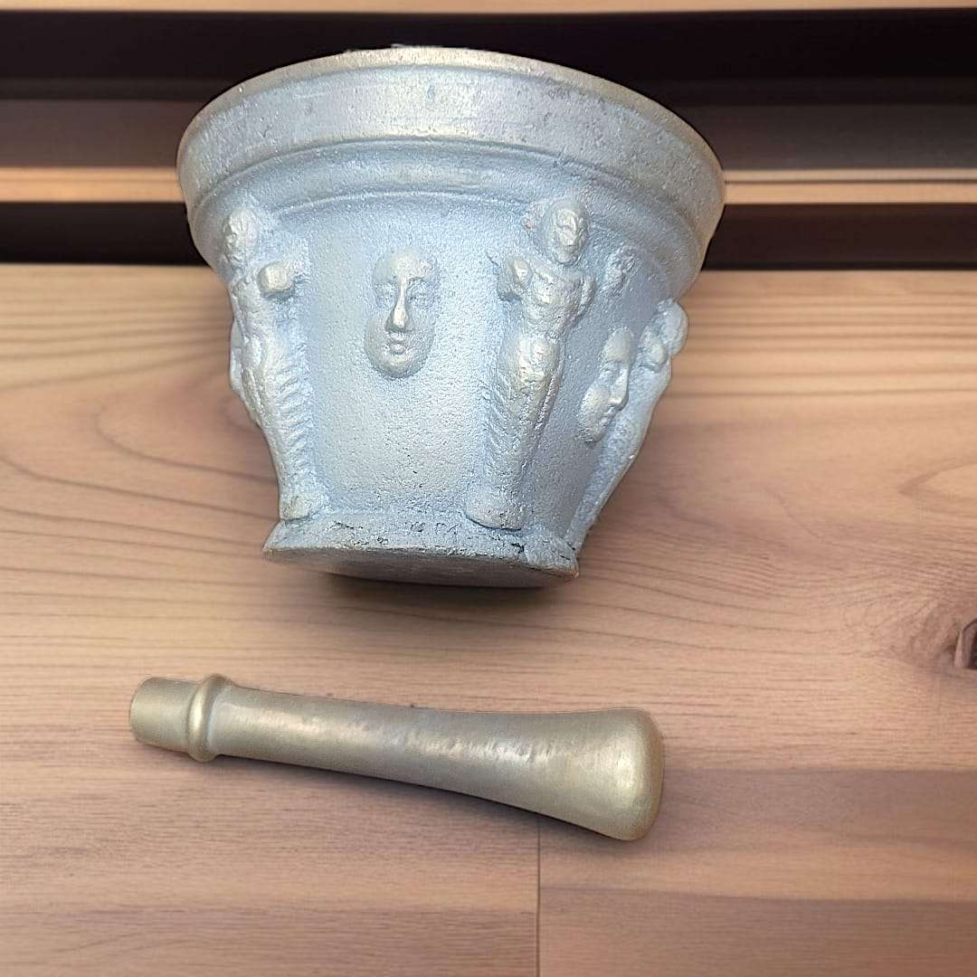Mortero antiguo de bronce con relieves y maja única - Cositas Antiguas – La Guadaña, Anticuarios Online en Jerez , vender antigüedades, muebles antiguos