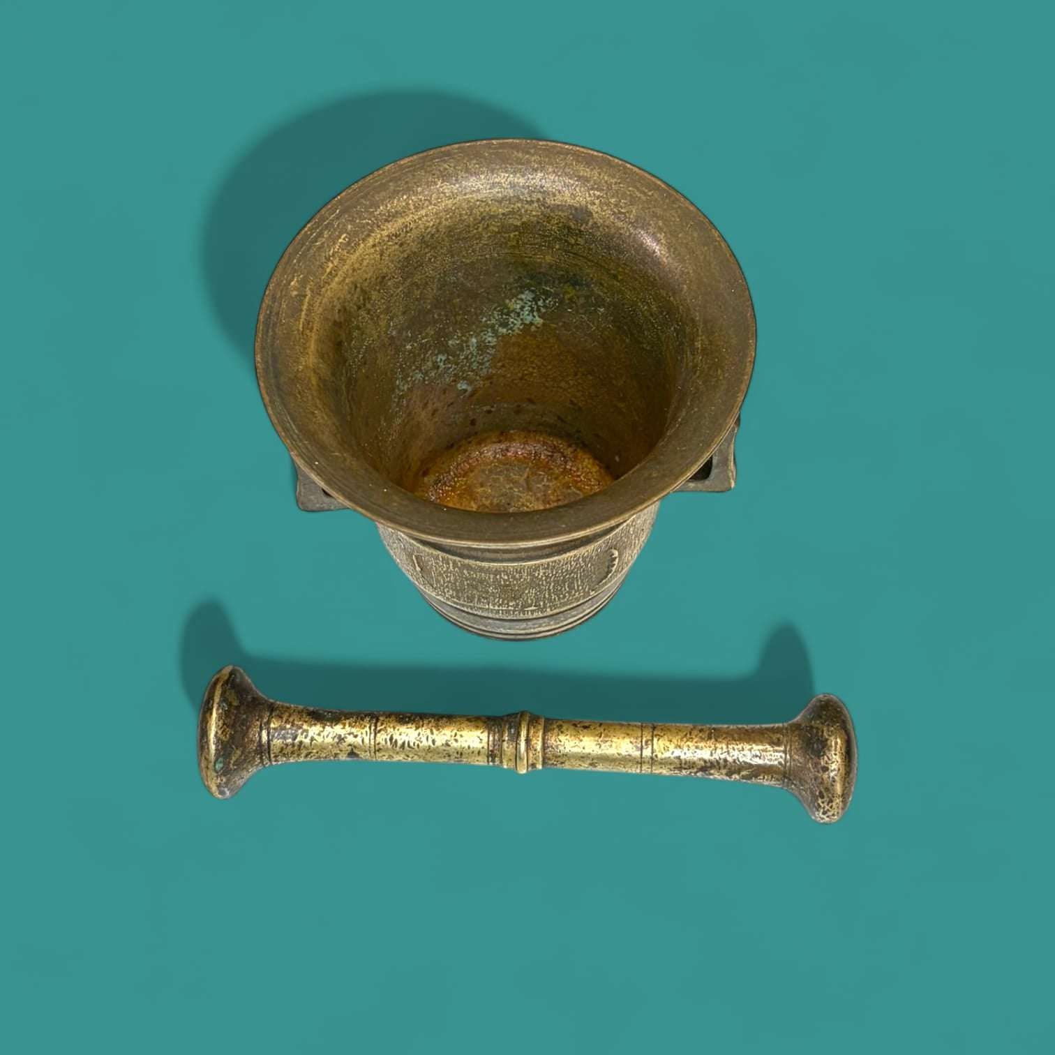 Mortero antiguo de bronce con maja original y único - Cositas Antiguas – La Guadaña, Anticuarios Online en Jerez , vender antigüedades, muebles antiguos