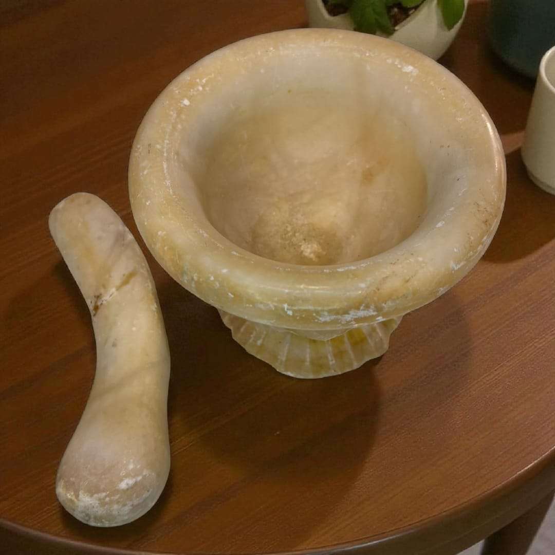 Mortero de Alabastro Antiguo: Arte y Funcionalidad - Cositas Antiguas – La Guadaña, Anticuarios Online en Jerez , vender antigüedades, muebles antiguos