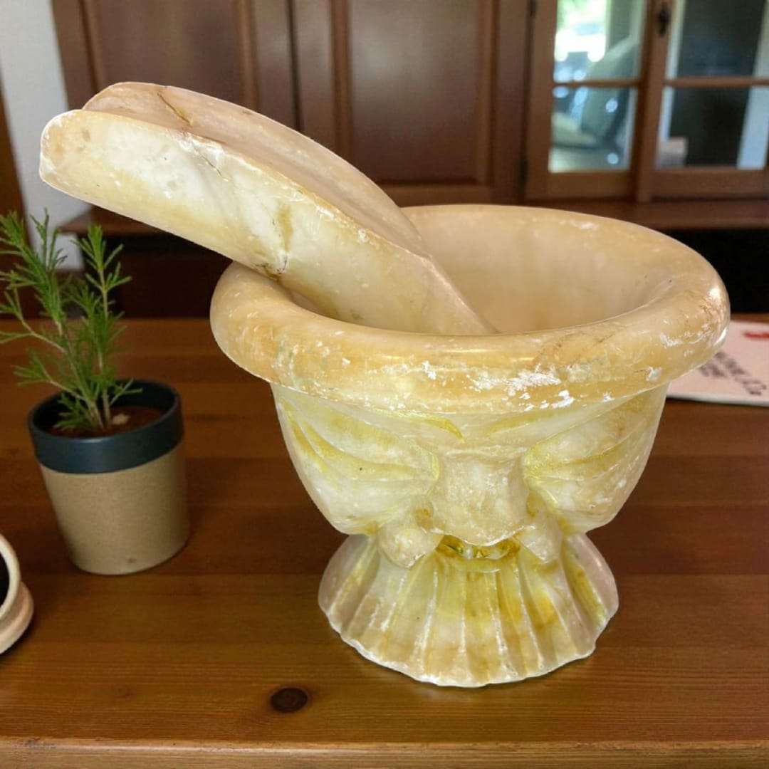 Mortero de Alabastro Antiguo: Arte y Funcionalidad - Cositas Antiguas – La Guadaña, Anticuarios Online en Jerez , vender antigüedades, muebles antiguos