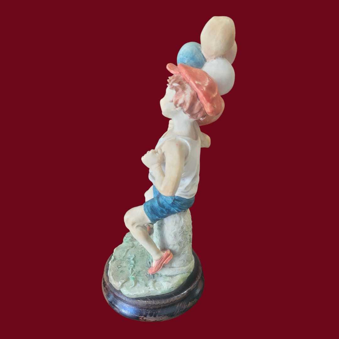 Figura niño con globos estilo Capodimonte sobre peana - Cositas Antiguas – La Guadaña, Anticuarios Online en Jerez , vender antigüedades, muebles antiguos