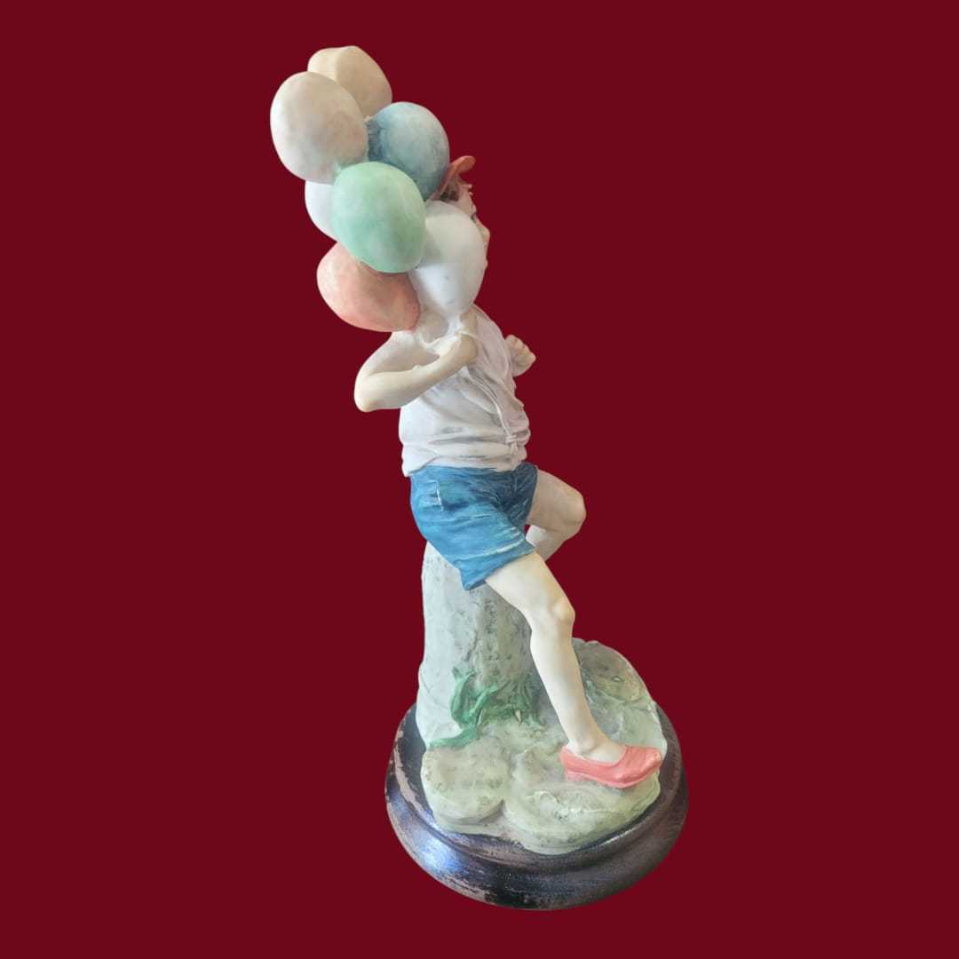 Figura niño con globos estilo Capodimonte sobre peana - Cositas Antiguas – La Guadaña, Anticuarios Online en Jerez , vender antigüedades, muebles antiguos