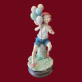 Figura niño con globos estilo Capodimonte sobre peana - Cositas Antiguas – La Guadaña, Anticuarios Online en Jerez , vender antigüedades, muebles antiguos