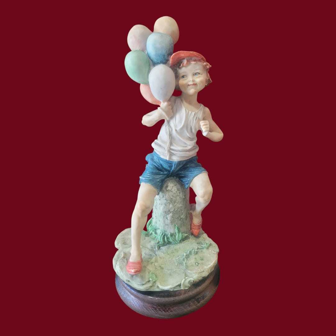 Figura niño con globos estilo Capodimonte sobre peana - Cositas Antiguas – La Guadaña, Anticuarios Online en Jerez , vender antigüedades, muebles antiguos