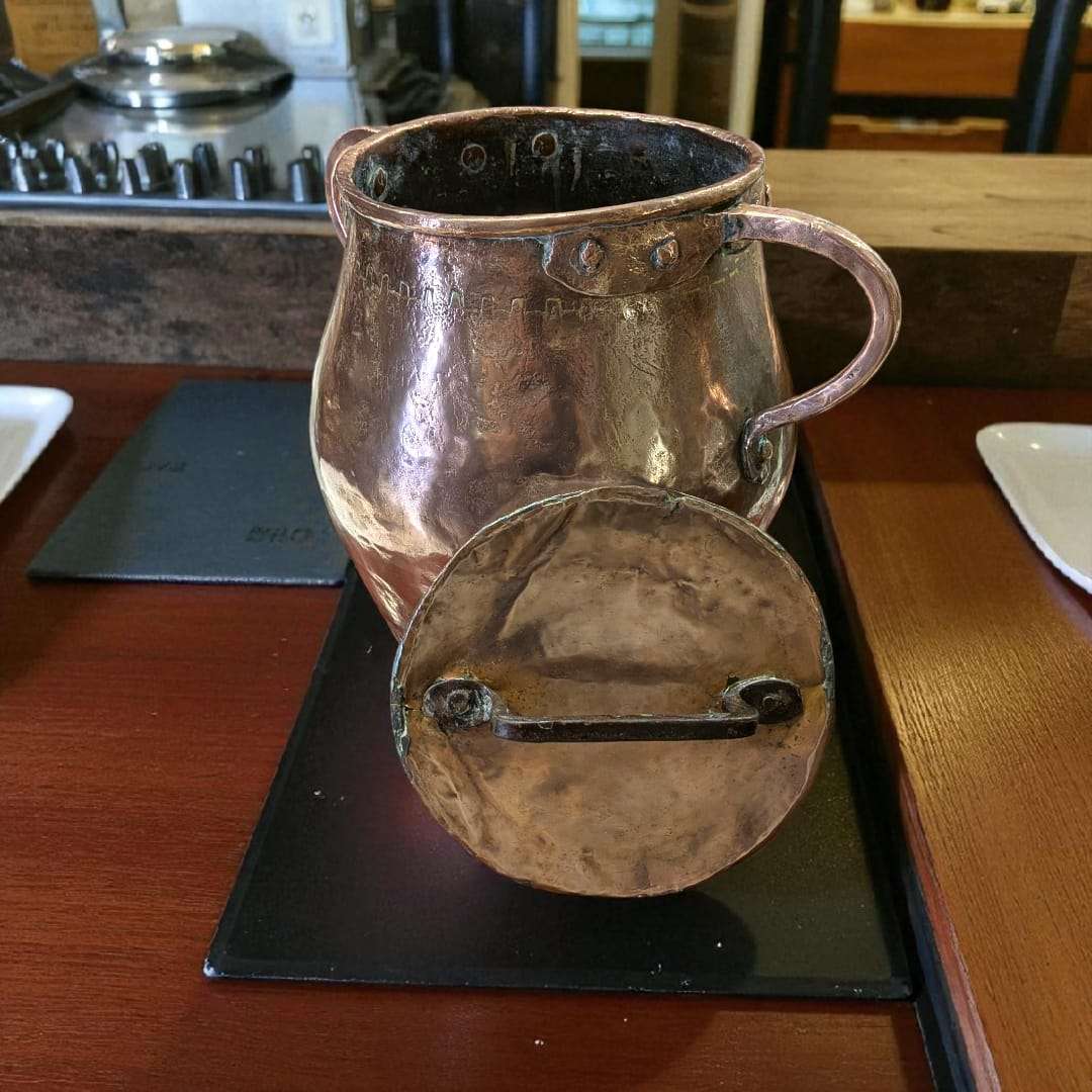 Olla de cobre antigua martilleada con tapa y asas - Cositas Antiguas – La Guadaña, Anticuarios Online en Jerez , vender antigüedades, muebles antiguos