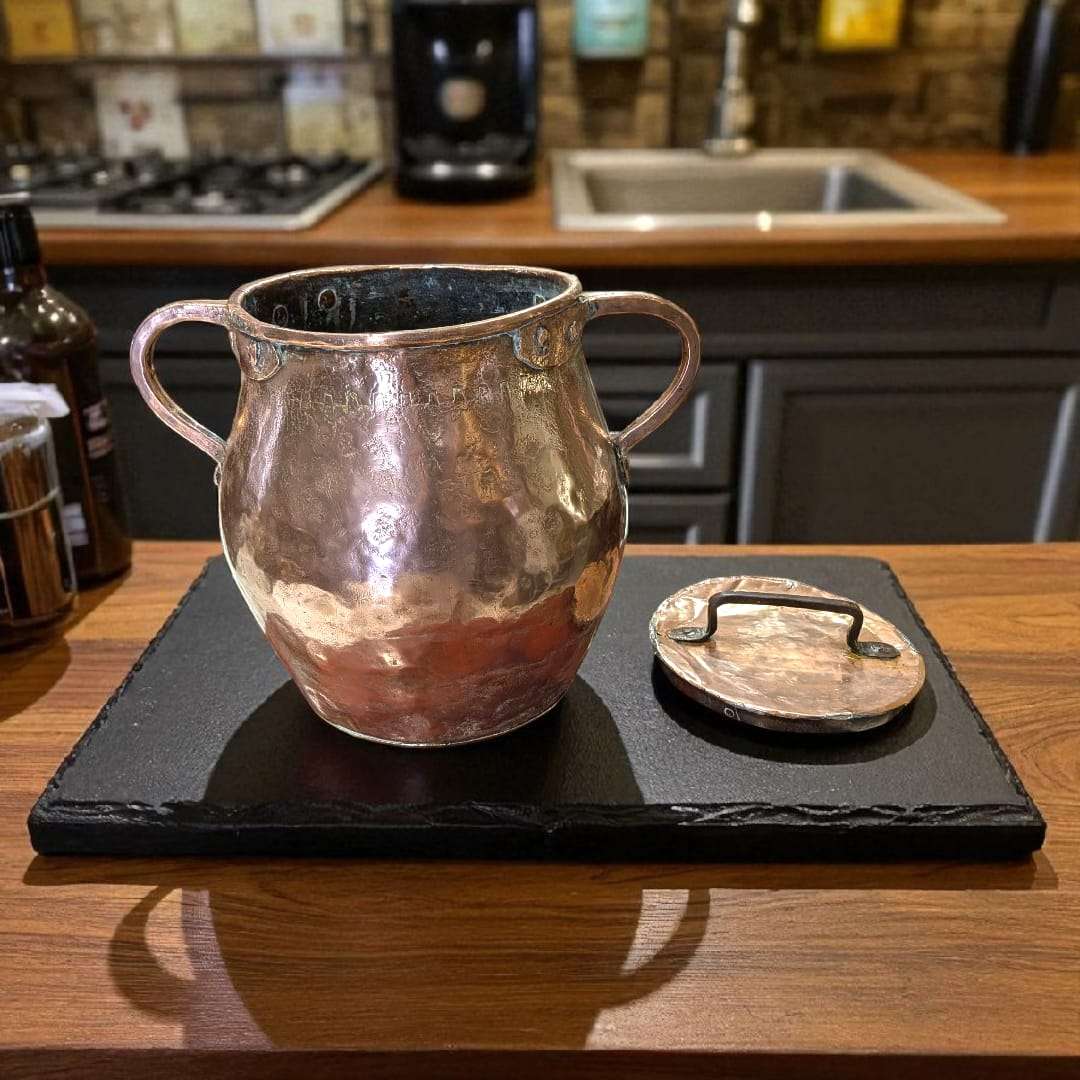 Olla de cobre antigua martilleada con tapa y asas - Cositas Antiguas – La Guadaña, Anticuarios Online en Jerez , vender antigüedades, muebles antiguos