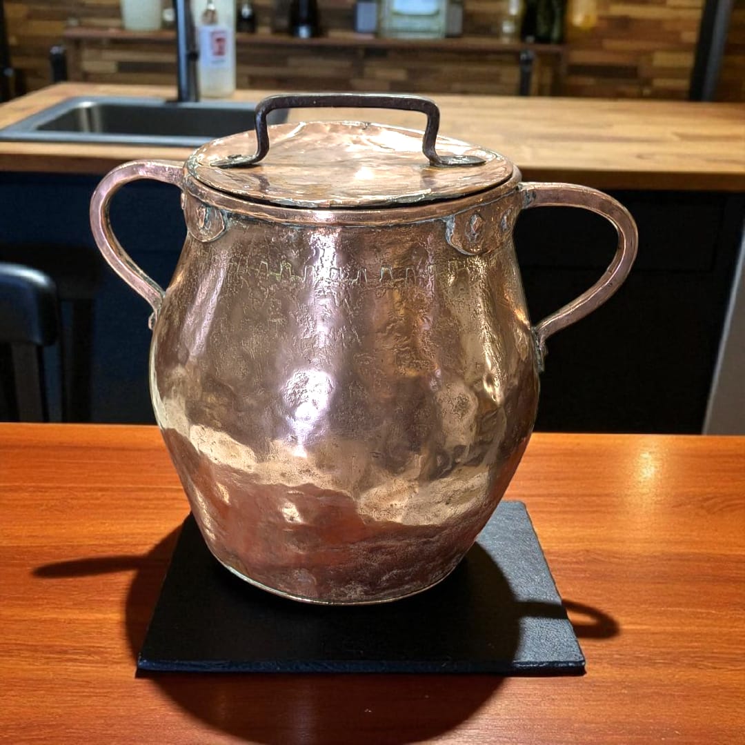 Olla de cobre antigua martilleada con tapa y asas - Cositas Antiguas – La Guadaña, Anticuarios Online en Jerez , vender antigüedades, muebles antiguos