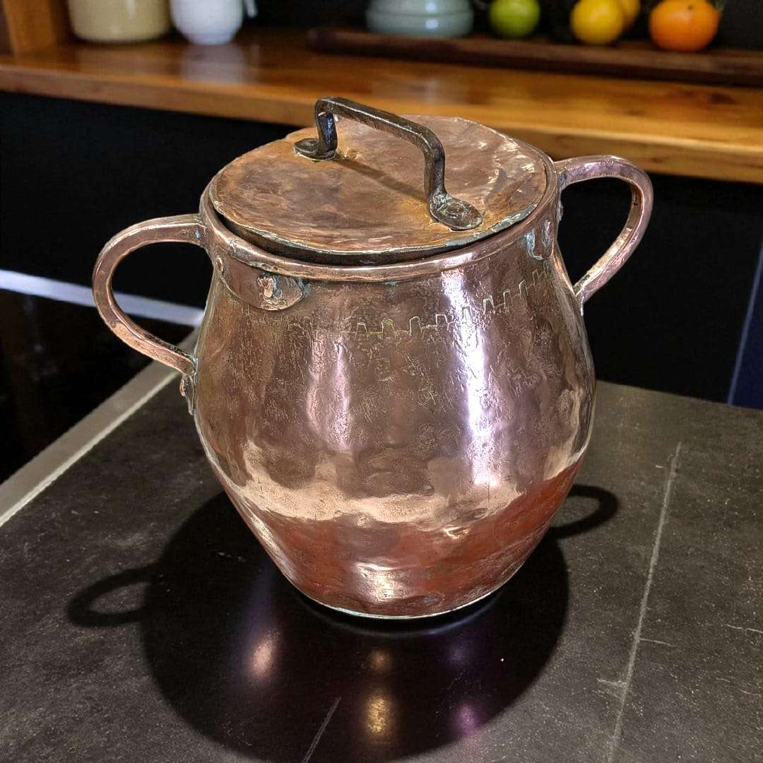 Olla de cobre antigua martilleada con tapa y asas - Cositas Antiguas – La Guadaña, Anticuarios Online en Jerez , vender antigüedades, muebles antiguos