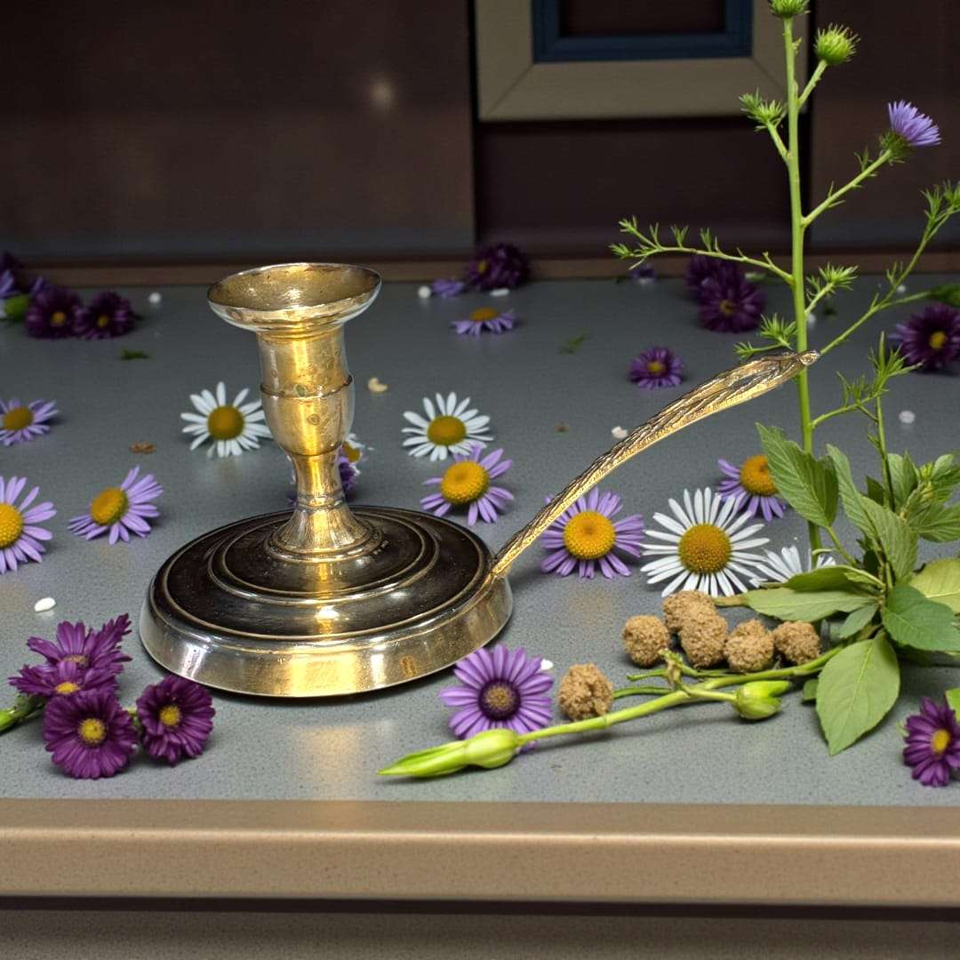 Palmatoria antigua de metal dorado con mango en relieve - Cositas Antiguas – La Guadaña, Anticuarios Online en Jerez , vender antigüedades, muebles antiguos