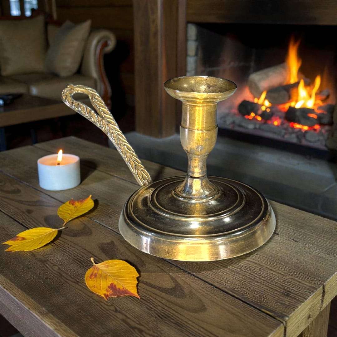 Palmatoria antigua de metal dorado con mango en relieve - Cositas Antiguas – La Guadaña, Anticuarios Online en Jerez , vender antigüedades, muebles antiguos