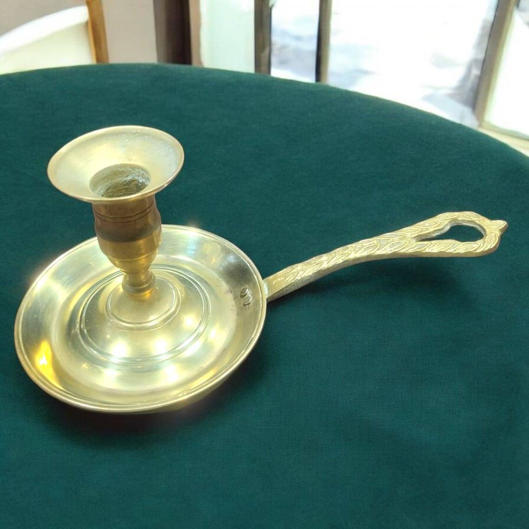 Palmatoria de metal dorado con mango calado grabado vintage - Cositas Antiguas – La Guadaña, Anticuarios Online en Jerez , vender antigüedades, muebles antiguos