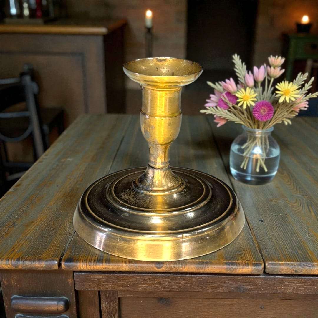 Palmatoria antigua de metal dorado con mango en relieve - Cositas Antiguas – La Guadaña, Anticuarios Online en Jerez , vender antigüedades, muebles antiguos