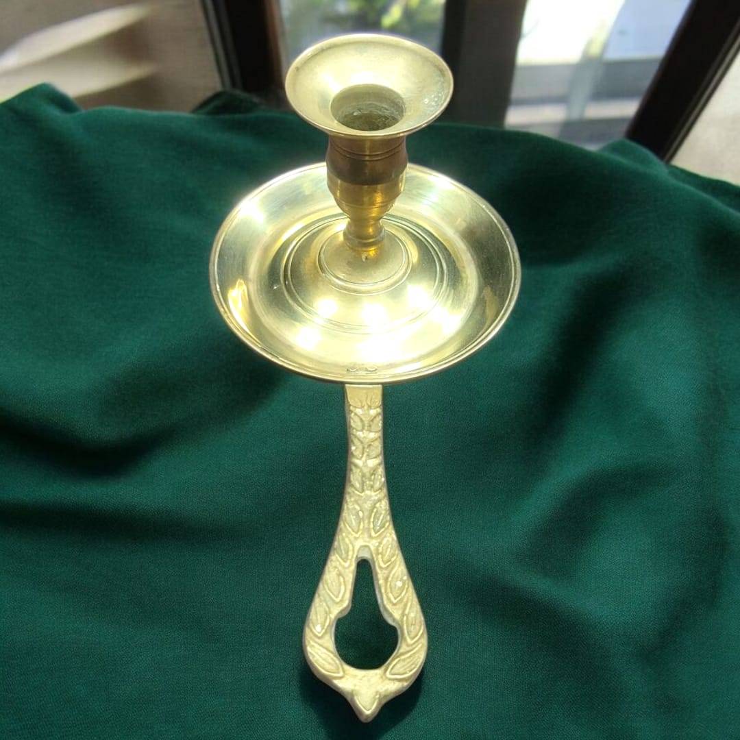 Palmatoria de metal dorado con mango calado grabado vintage - Cositas Antiguas – La Guadaña, Anticuarios Online en Jerez , vender antigüedades, muebles antiguos