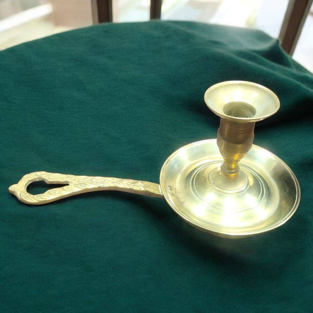 Palmatoria de metal dorado con mango calado grabado vintage - Cositas Antiguas – La Guadaña, Anticuarios Online en Jerez , vender antigüedades, muebles antiguos