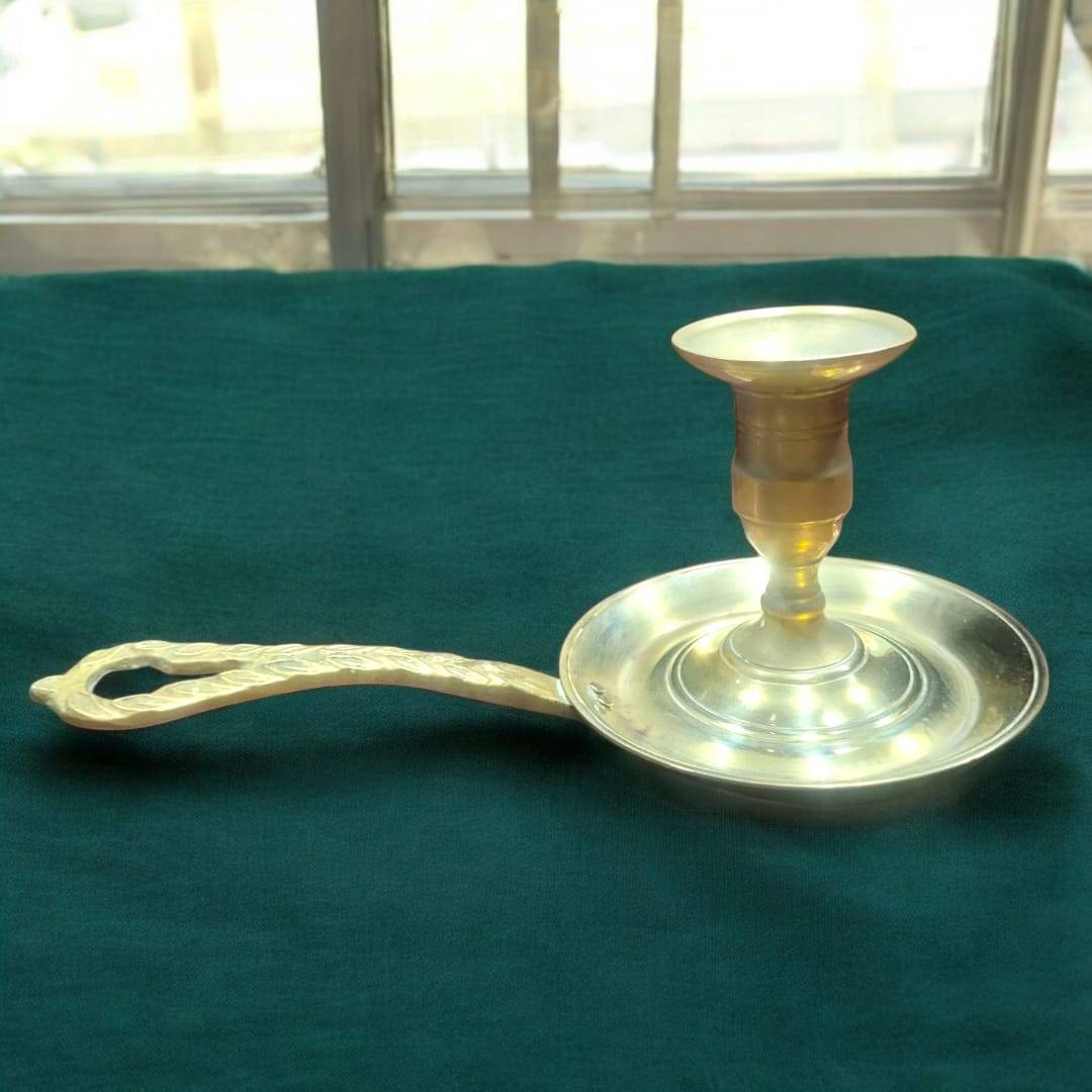 Palmatoria de metal dorado con mango calado grabado vintage - Cositas Antiguas – La Guadaña, Anticuarios Online en Jerez , vender antigüedades, muebles antiguos