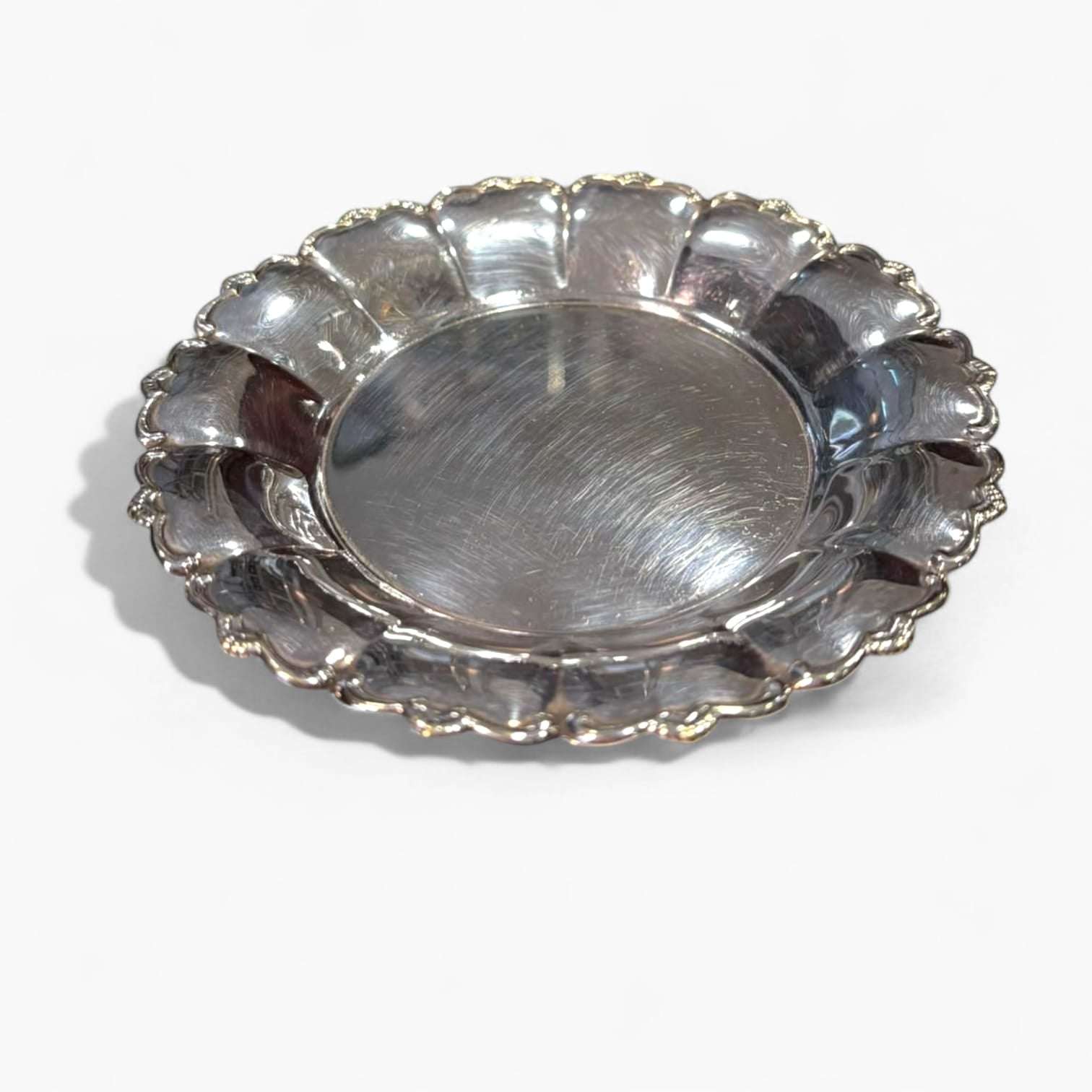 Panera de metal plateado – elegancia y estilo clásico - Cositas Antiguas – La Guadaña, Anticuarios Online en Jerez , vender antigüedades, muebles antiguos