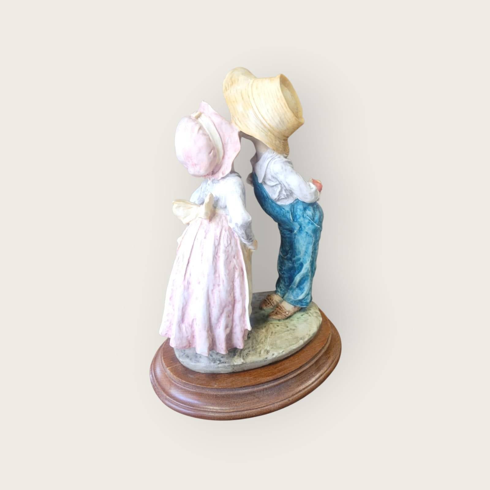 Figura beso tímido de resina sobre base de madera - Cositas Antiguas – La Guadaña, Anticuarios Online en Jerez , vender antigüedades, muebles antiguos