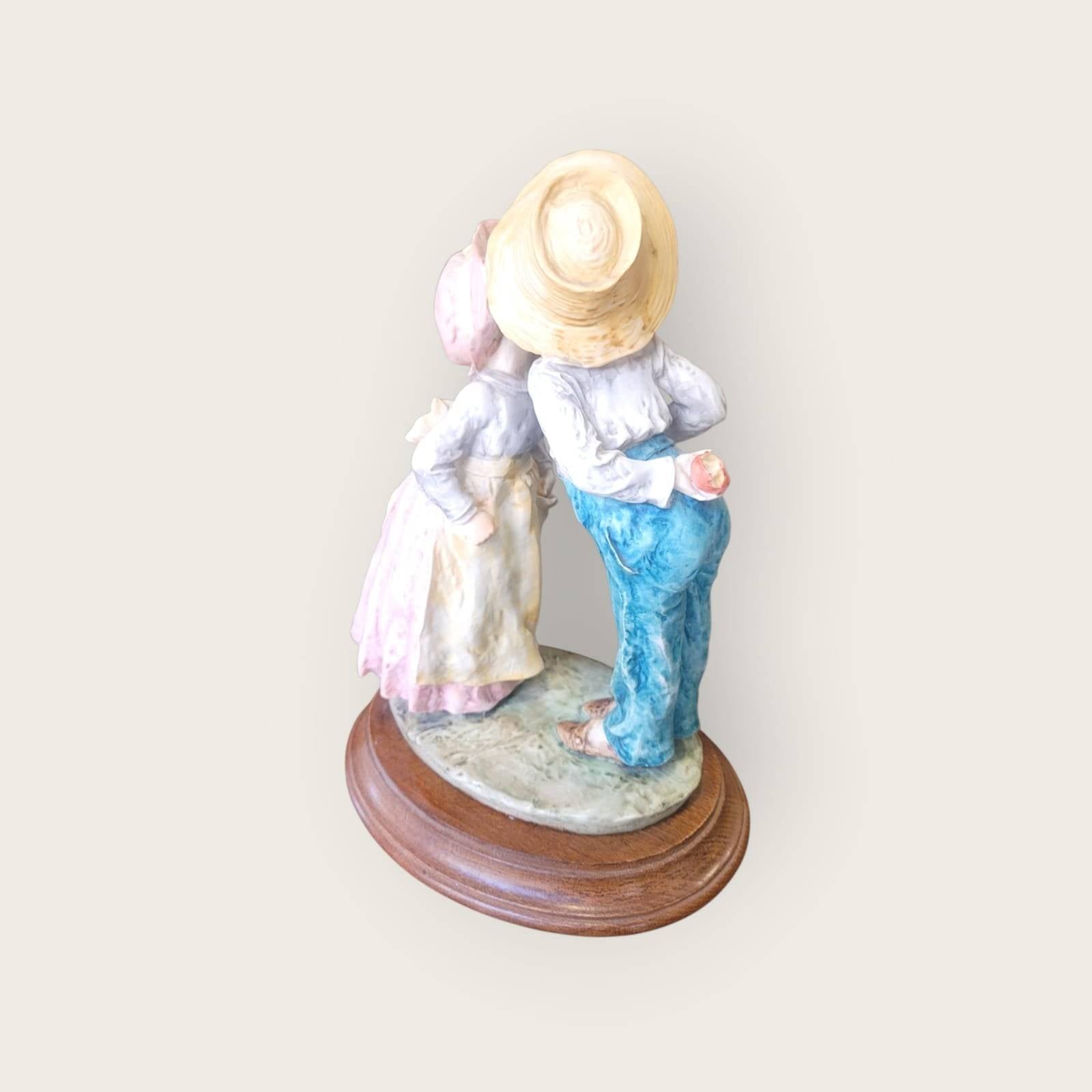 Figura beso tímido de resina sobre base de madera - Cositas Antiguas – La Guadaña, Anticuarios Online en Jerez , vender antigüedades, muebles antiguos