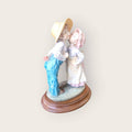 Figura beso tímido de resina sobre base de madera - Cositas Antiguas – La Guadaña, Anticuarios Online en Jerez , vender antigüedades, muebles antiguos
