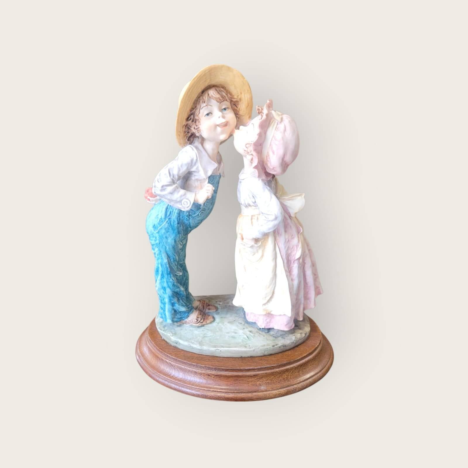Figura beso tímido de resina sobre base de madera - Cositas Antiguas – La Guadaña, Anticuarios Online en Jerez , vender antigüedades, muebles antiguos