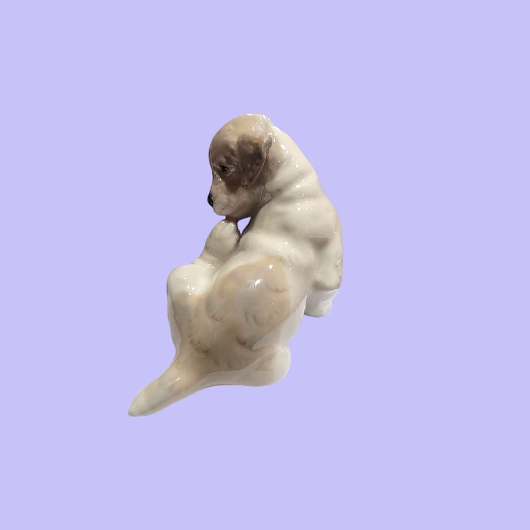 Perro de porcelana sentado con gran detalle - Cositas Antiguas – La Guadaña, Anticuarios Online en Jerez , vender antigüedades, muebles antiguos