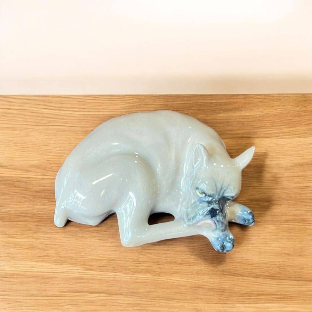 Perro de porcelana Leonardo PEYRO – Boxer dormido realista - Cositas Antiguas – La Guadaña, Anticuarios Online en Jerez , vender antigüedades, muebles antiguos