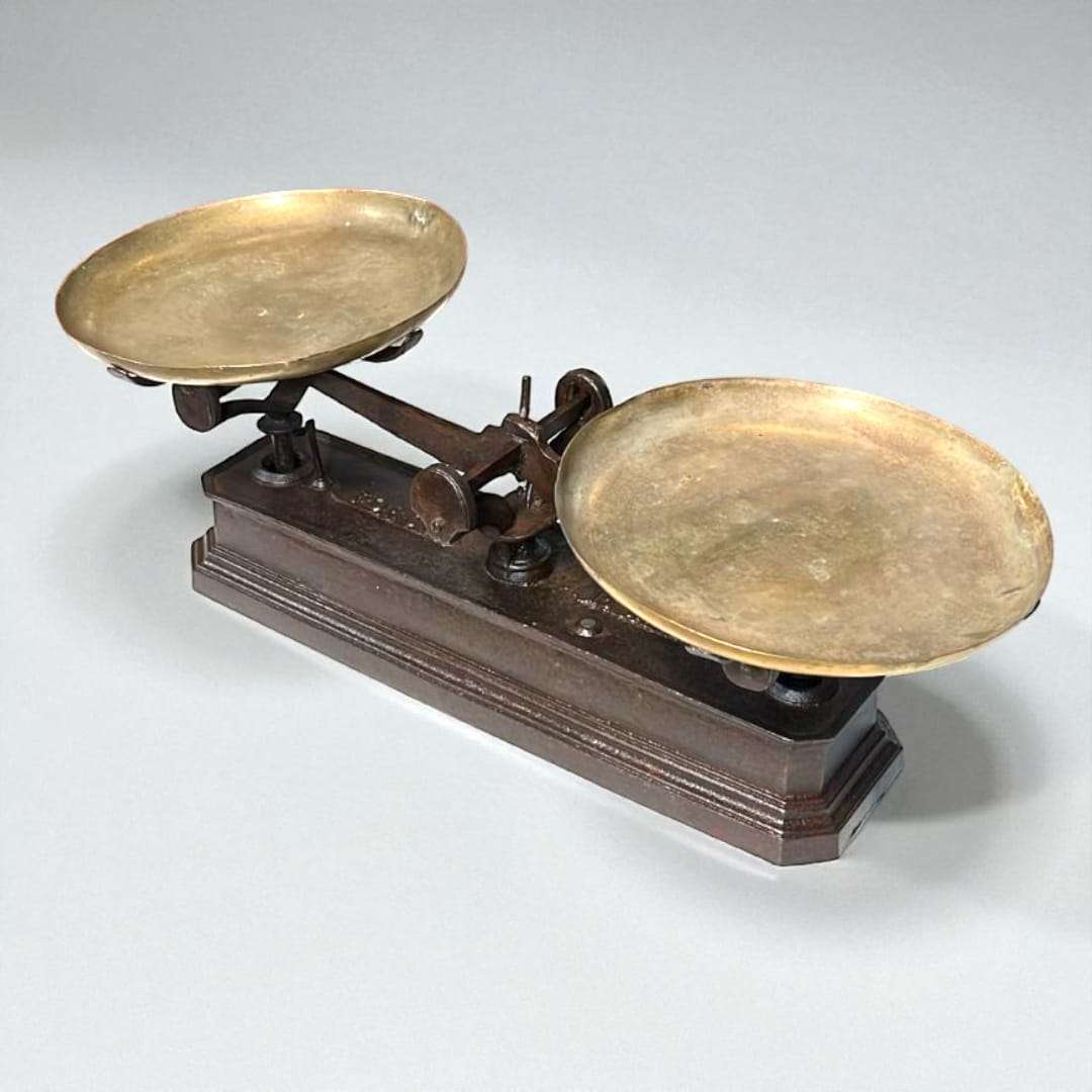 Balanza de hierro con platos metálicos vintage exclusiva - Cositas Antiguas – La Guadaña, Anticuarios Online en Jerez , vender antigüedades, muebles antiguos