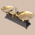 Balanza antigua de hierro con platos de metal única - Cositas Antiguas – La Guadaña, Anticuarios Online en Jerez , vender antigüedades, muebles antiguos