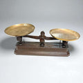 Balanza de hierro con platos metálicos vintage exclusiva - Cositas Antiguas – La Guadaña, Anticuarios Online en Jerez , vender antigüedades, muebles antiguos