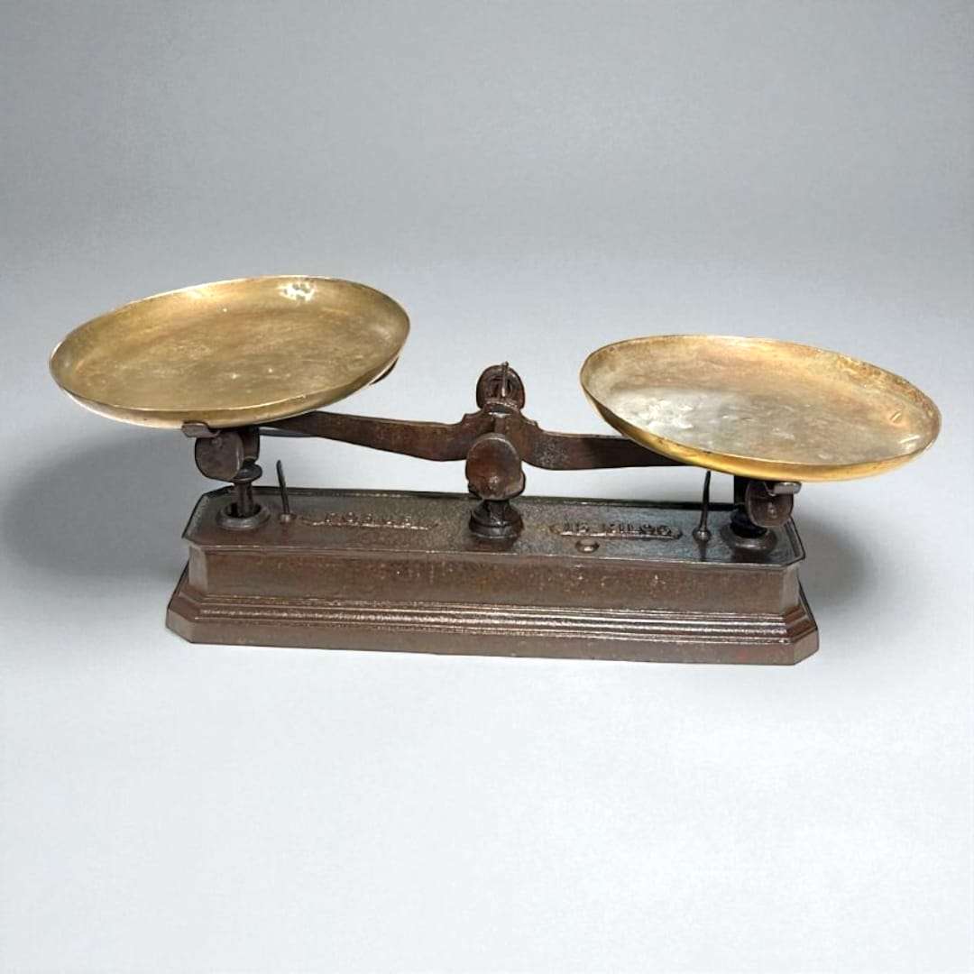 Balanza de hierro con platos metálicos vintage exclusiva - Cositas Antiguas – La Guadaña, Anticuarios Online en Jerez , vender antigüedades, muebles antiguos