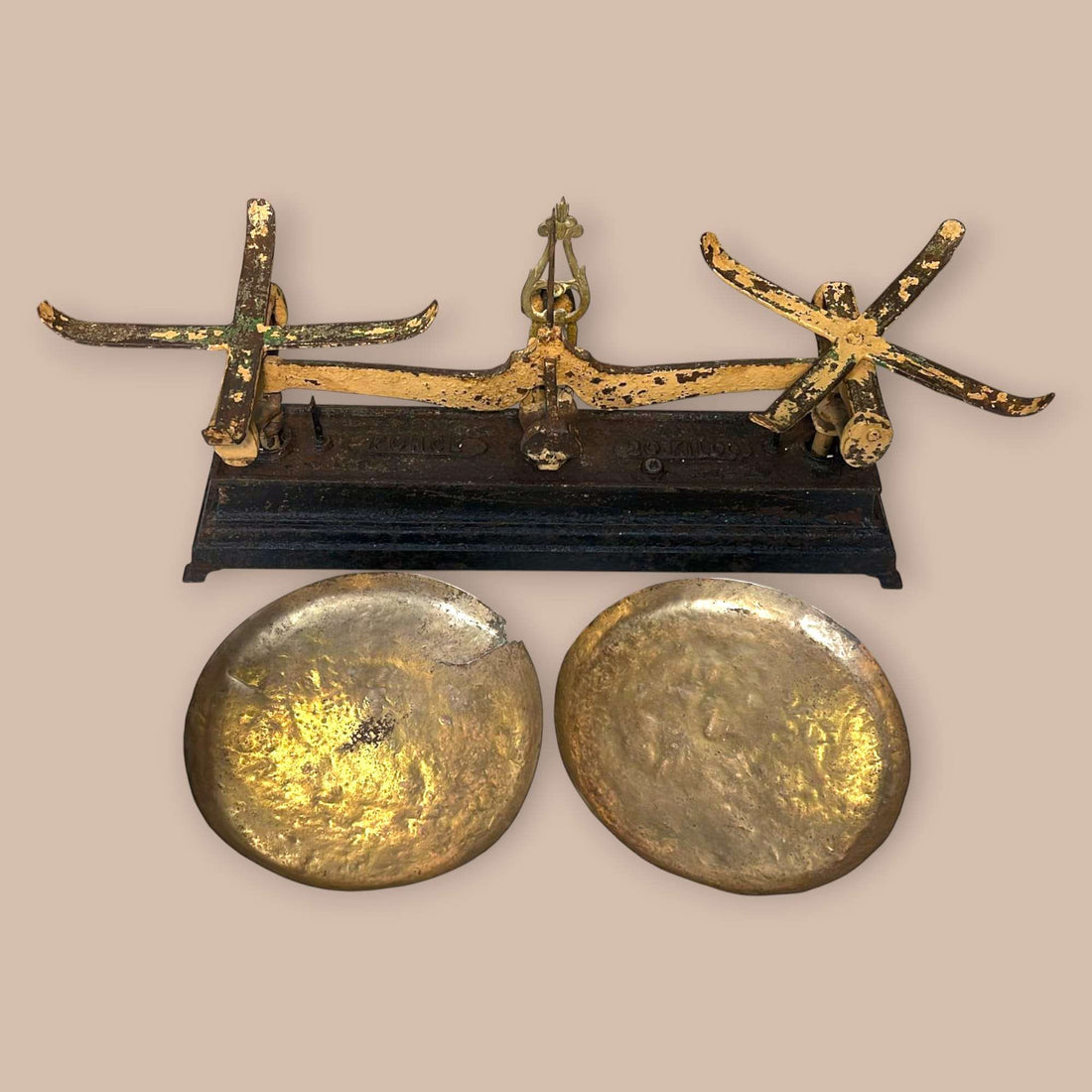 Balanza antigua de hierro con platos de metal única - Cositas Antiguas – La Guadaña, Anticuarios Online en Jerez , vender antigüedades, muebles antiguos