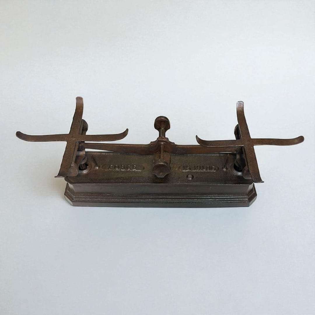 Balanza de hierro con platos metálicos vintage exclusiva - Cositas Antiguas – La Guadaña, Anticuarios Online en Jerez , vender antigüedades, muebles antiguos