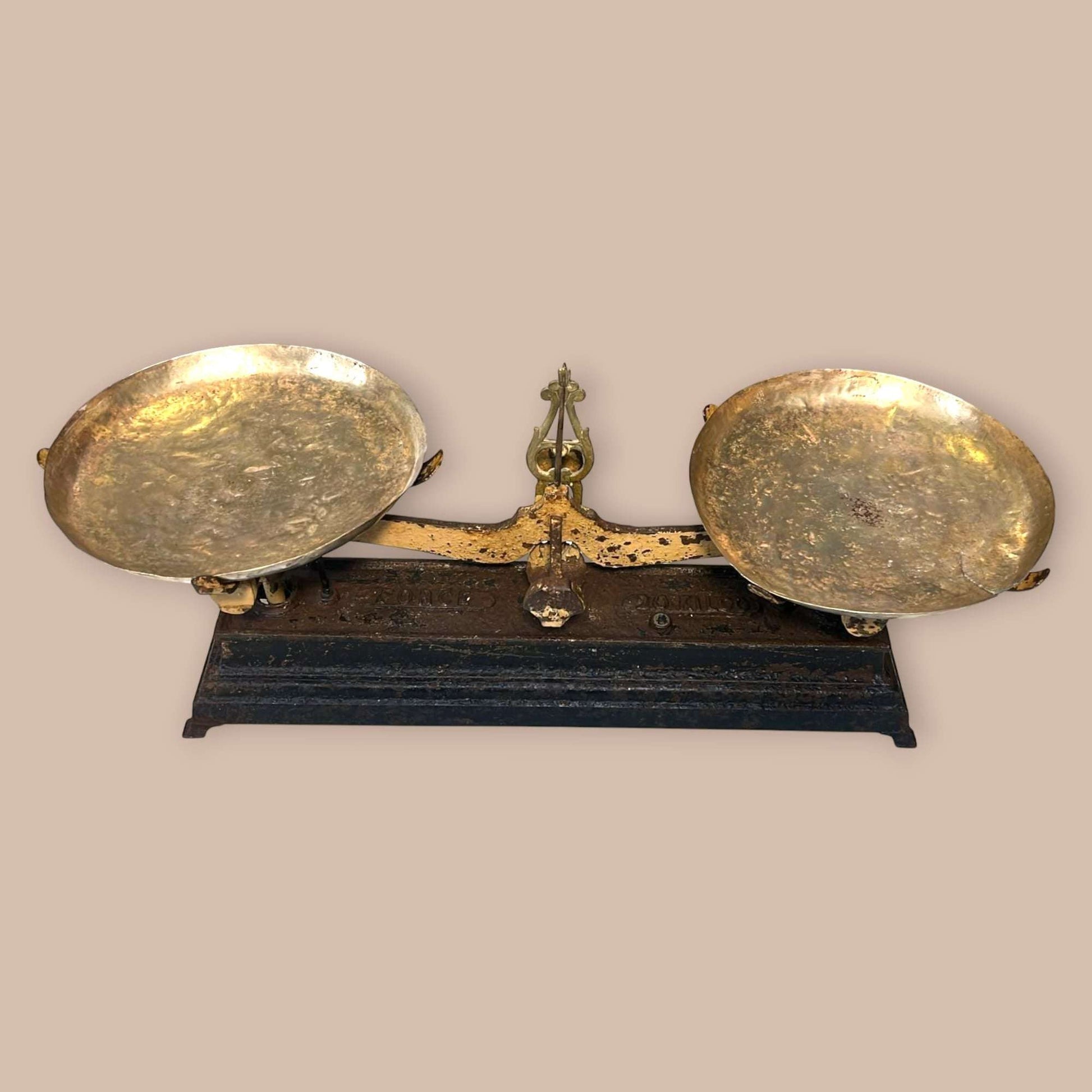 Balanza antigua de hierro con platos de metal única - Cositas Antiguas – La Guadaña, Anticuarios Online en Jerez , vender antigüedades, muebles antiguos
