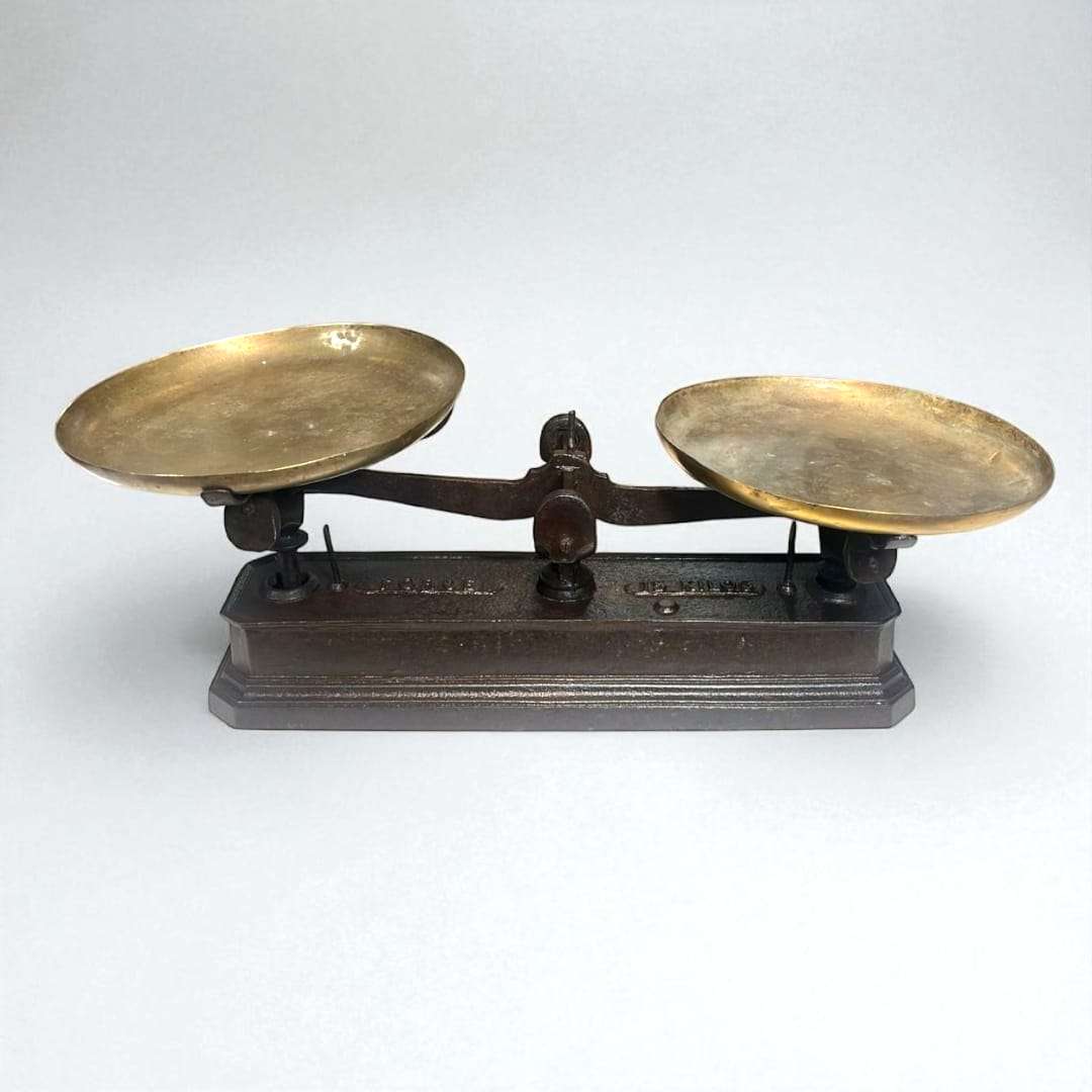 Balanza de hierro con platos metálicos vintage exclusiva - Cositas Antiguas – La Guadaña, Anticuarios Online en Jerez , vender antigüedades, muebles antiguos