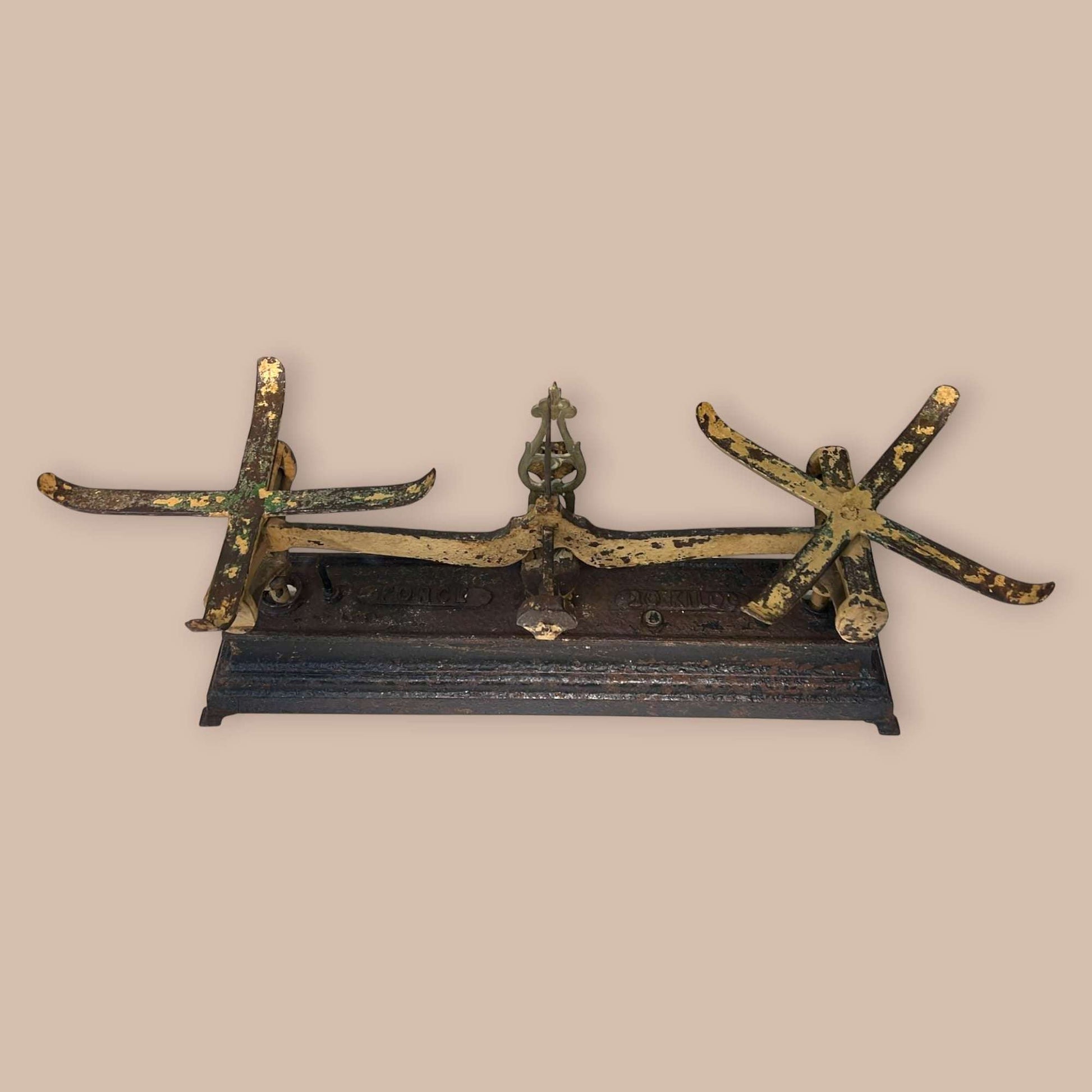 Balanza antigua de hierro con platos de metal única - Cositas Antiguas – La Guadaña, Anticuarios Online en Jerez , vender antigüedades, muebles antiguos