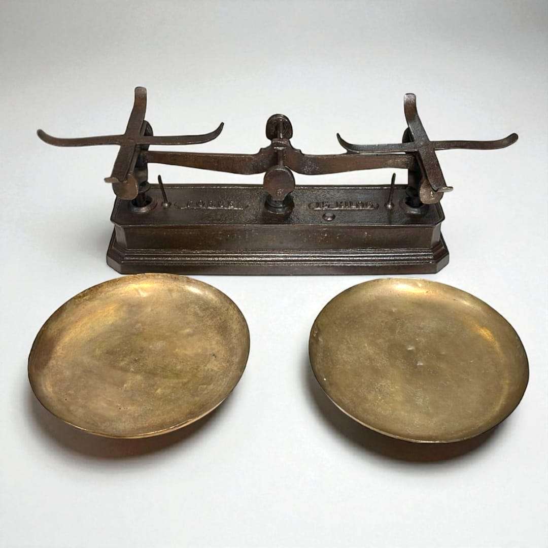 Balanza de hierro con platos metálicos vintage exclusiva - Cositas Antiguas – La Guadaña, Anticuarios Online en Jerez , vender antigüedades, muebles antiguos