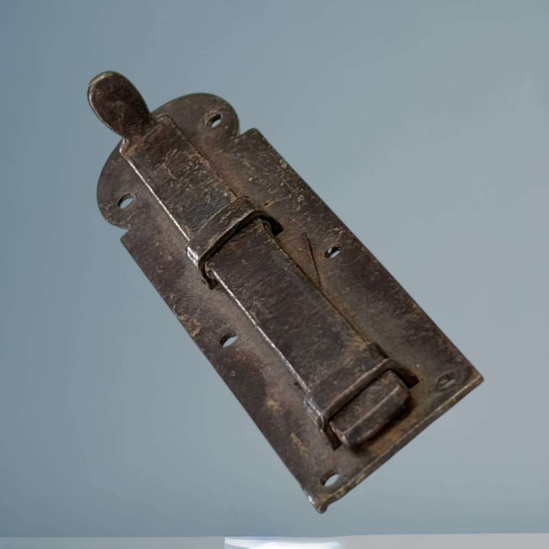 Pestillo de puerta antiguo – cerrojo metálico artesanal - Cositas Antiguas – La Guadaña, Anticuarios Online en Jerez , vender antigüedades, muebles antiguos