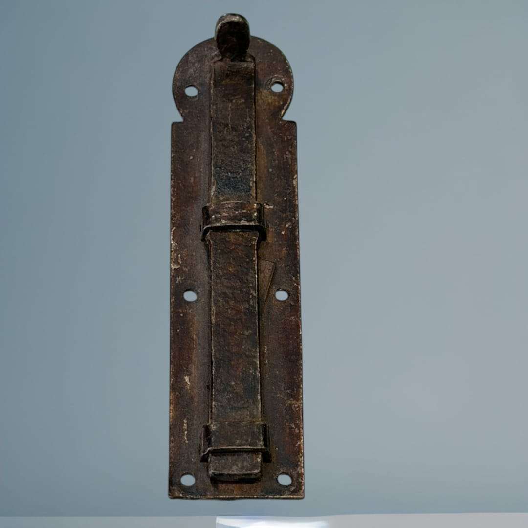 Pestillo de puerta antiguo – cerrojo metálico artesanal - Cositas Antiguas – La Guadaña, Anticuarios Online en Jerez , vender antigüedades, muebles antiguos