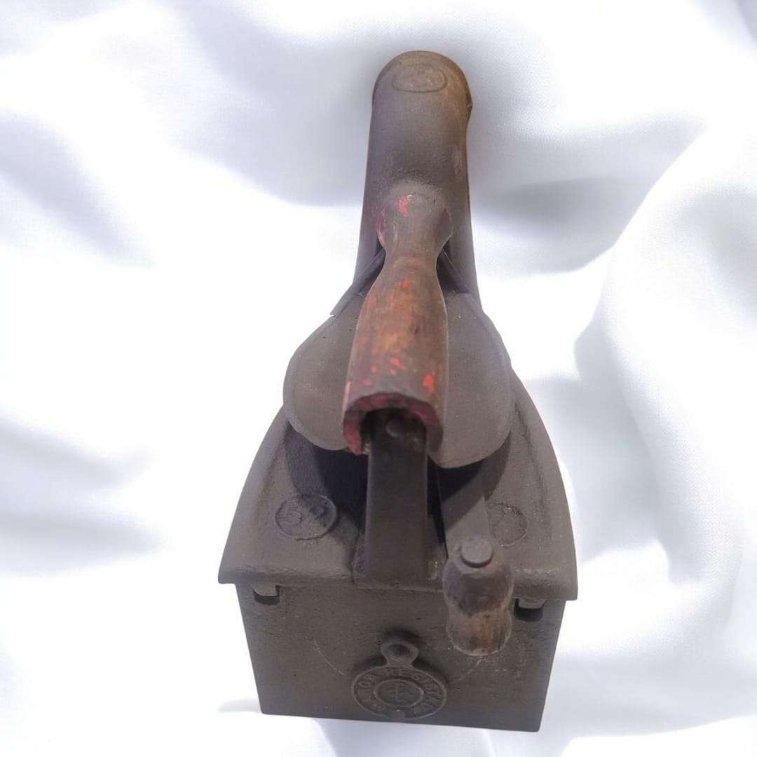Plancha Antigua de Carbón con Mango de Madera | pieza - Cositas Antiguas – La Guadaña, Anticuarios Online en Jerez , vender antigüedades, muebles antiguos