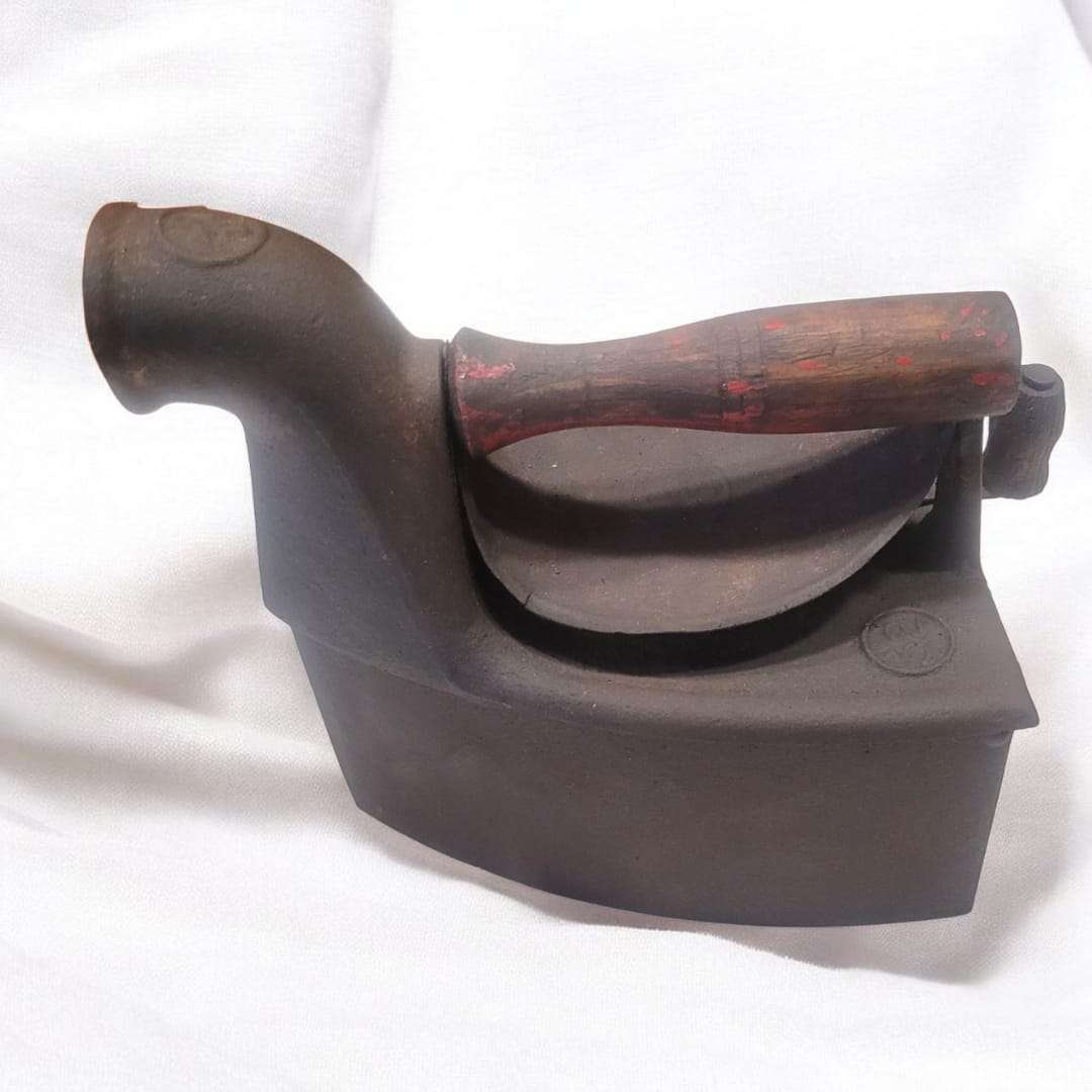 Plancha Antigua de Carbón con Mango de Madera | pieza - Cositas Antiguas – La Guadaña, Anticuarios Online en Jerez , vender antigüedades, muebles antiguos