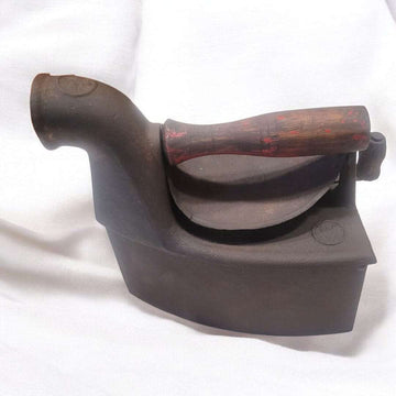 Plancha Antigua de Carbón con Mango de Madera | pieza - Cositas Antiguas – La Guadaña, Anticuarios Online en Jerez , vender antigüedades, muebles antiguos
