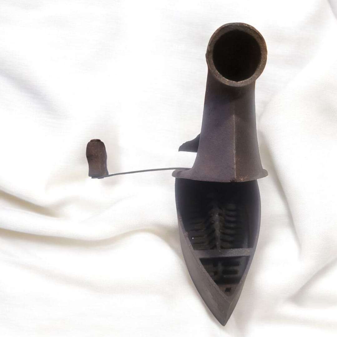 Plancha Antigua de Carbón con Mango de Madera | pieza - Cositas Antiguas – La Guadaña, Anticuarios Online en Jerez , vender antigüedades, muebles antiguos