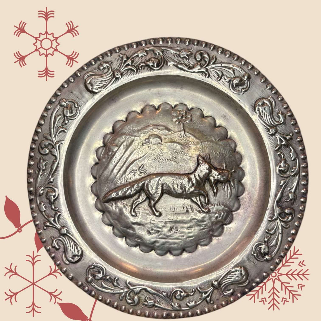Plato decorativo antiguo de metal plateado con relieve - Cositas Antiguas – La Guadaña, Anticuarios Online en Jerez , vender antigüedades, muebles antiguos