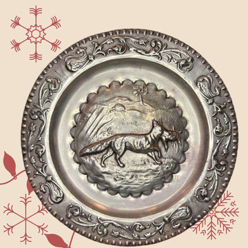Plato decorativo antiguo de metal plateado con relieve - Cositas Antiguas – La Guadaña, Anticuarios Online en Jerez , vender antigüedades, muebles antiguos