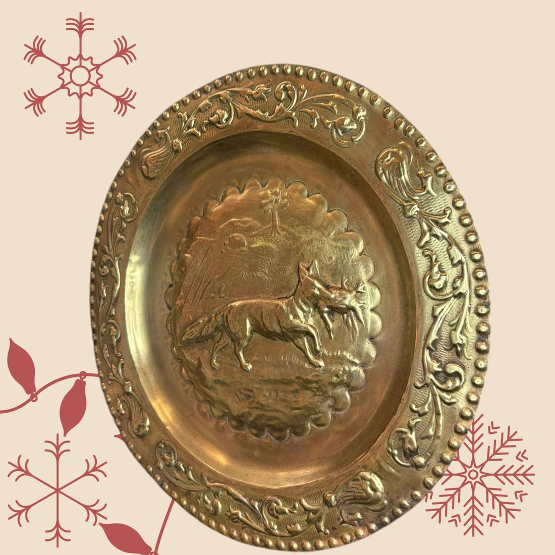 Plato decorativo antiguo de metal plateado con relieve - Cositas Antiguas – La Guadaña, Anticuarios Online en Jerez , vender antigüedades, muebles antiguos