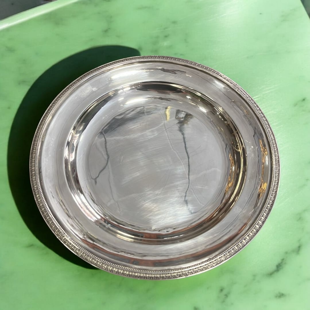 Bandeja redonda de metal plateado, elegancia y clásico - Cositas Antiguas – La Guadaña, Anticuarios Online en Jerez , vender antigüedades, muebles antiguos
