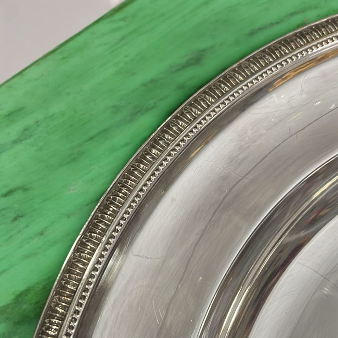 Bandeja redonda de metal plateado, elegancia y clásico - Cositas Antiguas – La Guadaña, Anticuarios Online en Jerez , vender antigüedades, muebles antiguos