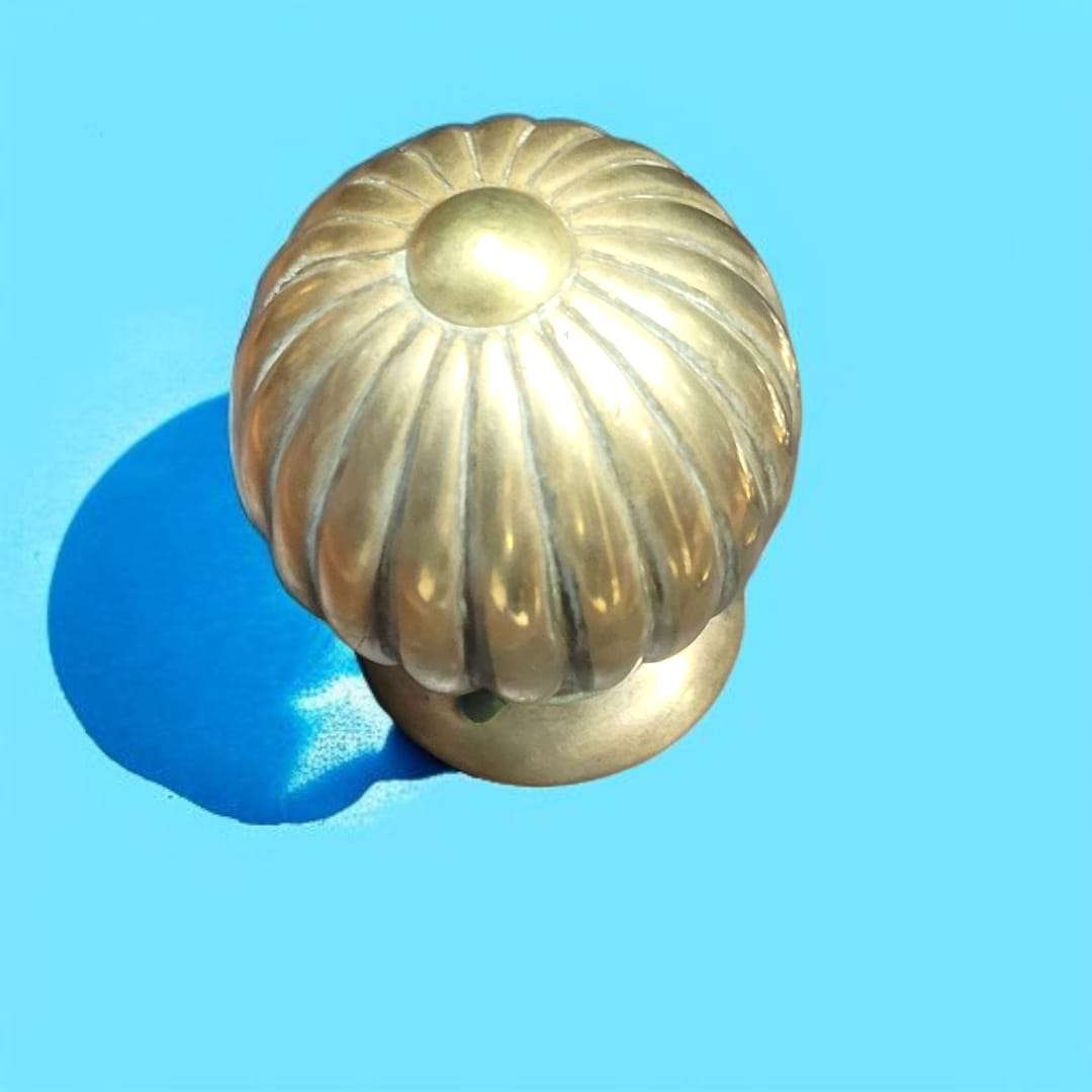 Pomo o remate decorativo de bronce clásico y elegante - Cositas Antiguas – La Guadaña, Anticuarios Online en Jerez , vender antigüedades, muebles antiguos