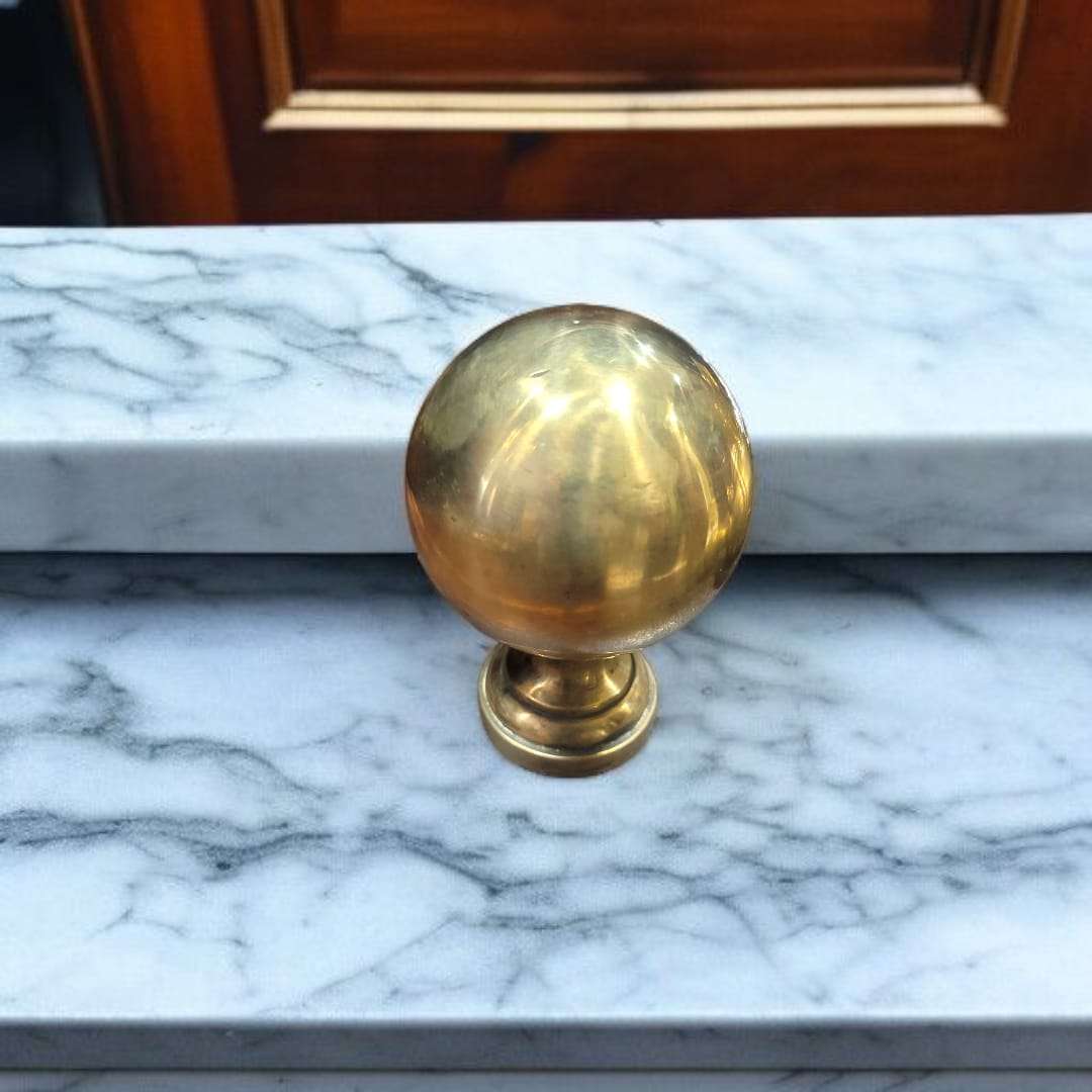Remate de bronce tipo bola decorativo y clásico - Cositas Antiguas – La Guadaña, Anticuarios Online en Jerez , vender antigüedades, muebles antiguos